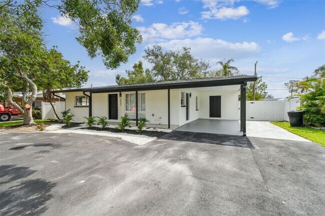 Foto del edificio - 4461 Shore Acres Blvd NE