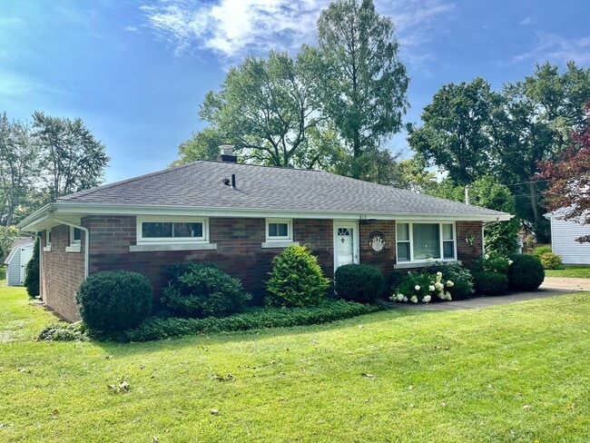 Building Photo - 813 Hilltop Rd