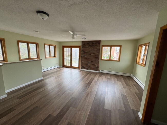 Foto del edificio - Upgraded 3 Bedroom Home with Garage and Basement