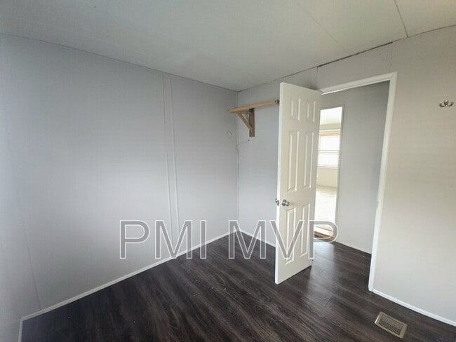 Foto del edificio - 2222 Maureen Blvd S
