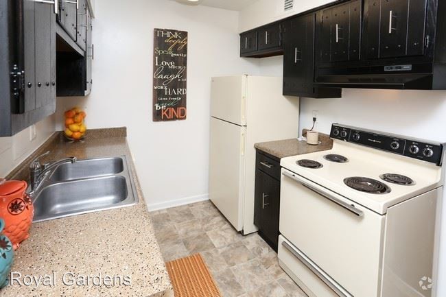 Building Photo - 1000-1118 Royal Gardens Ct