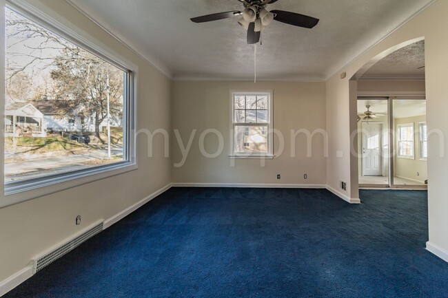 Building Photo - Spacious 3 Bedroom / 2 Bathroom Home | Fon...