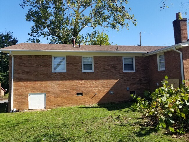 Building Photo - 302 N Franklin St