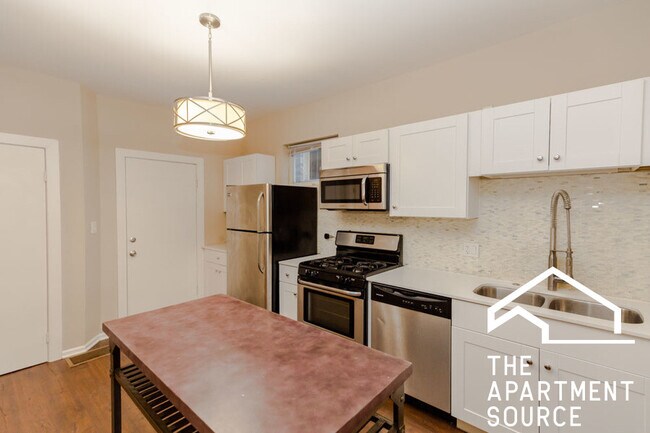 Foto del edificio - 2447 N Clybourn Ave
