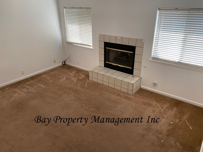 Building Photo - Creekbridge Area - 3 bedroom 3 bath home l...
