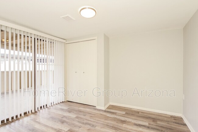 Foto del edificio - 2458 E Coronado Rd