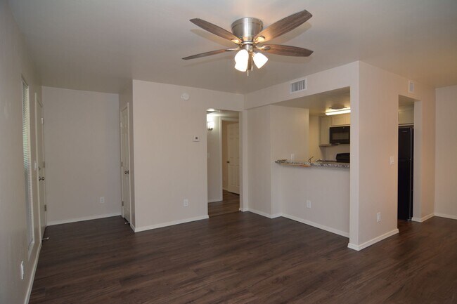 Foto del edificio - Remodeled 1 Bedroom 1 Bath Condo! Great Ce...