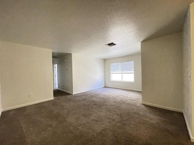 Building Photo - $1,200 Rent BHCRENT.COM 2 bed 2 bath with ...