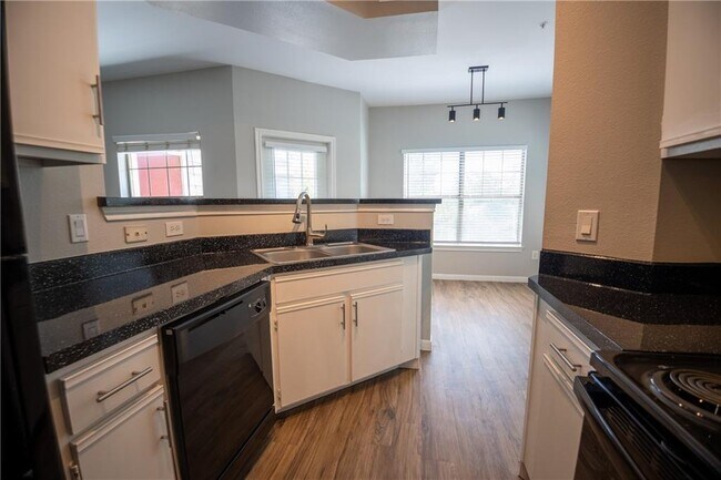 Foto del edificio - 2320 Gracy Farms Ln