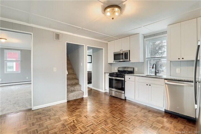 Cocina con escaleras que dan a los dormitorios. - 195 Seymour Ave