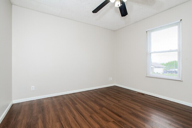 Building Photo - Charming Tri-Level in Hamilton