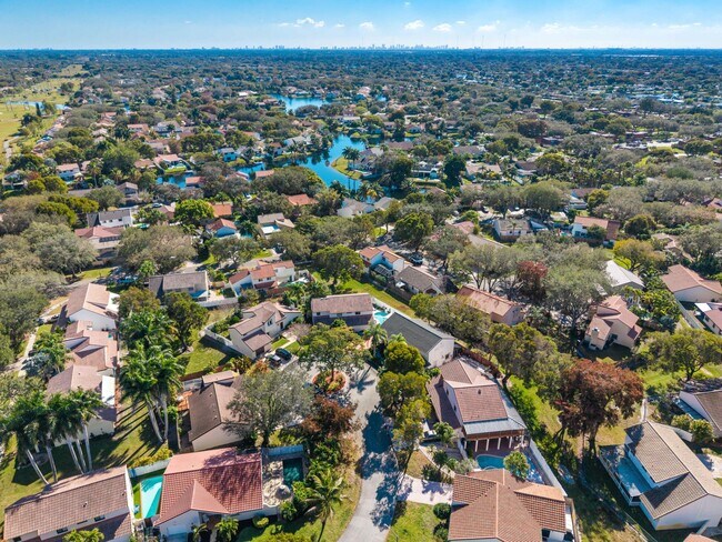 Foto del edificio - 2925 Azalea Dr