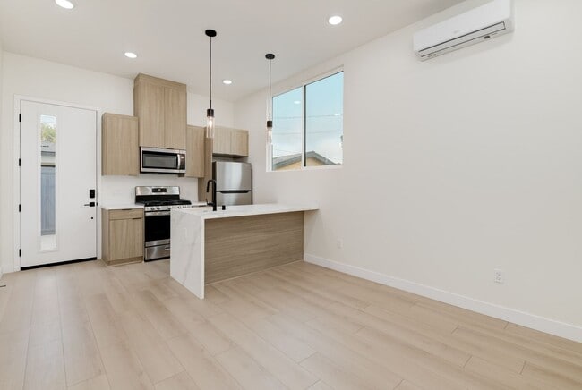 Building Photo - 5142 Los Robles Dr