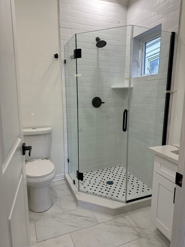 Foto del edificio - One FREE MONTH!! Brand New Luxury Studio A...
