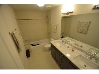  - 913 Forest Ave.