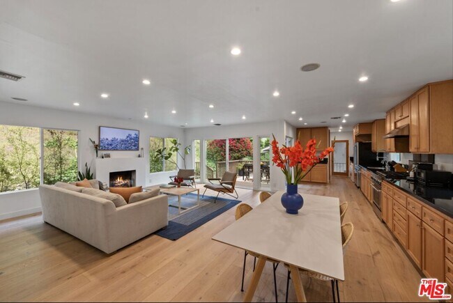 Foto del edificio - 3520 Mandeville Canyon Rd