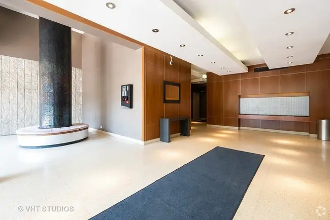 Building Photo - 450 W Briar Pl