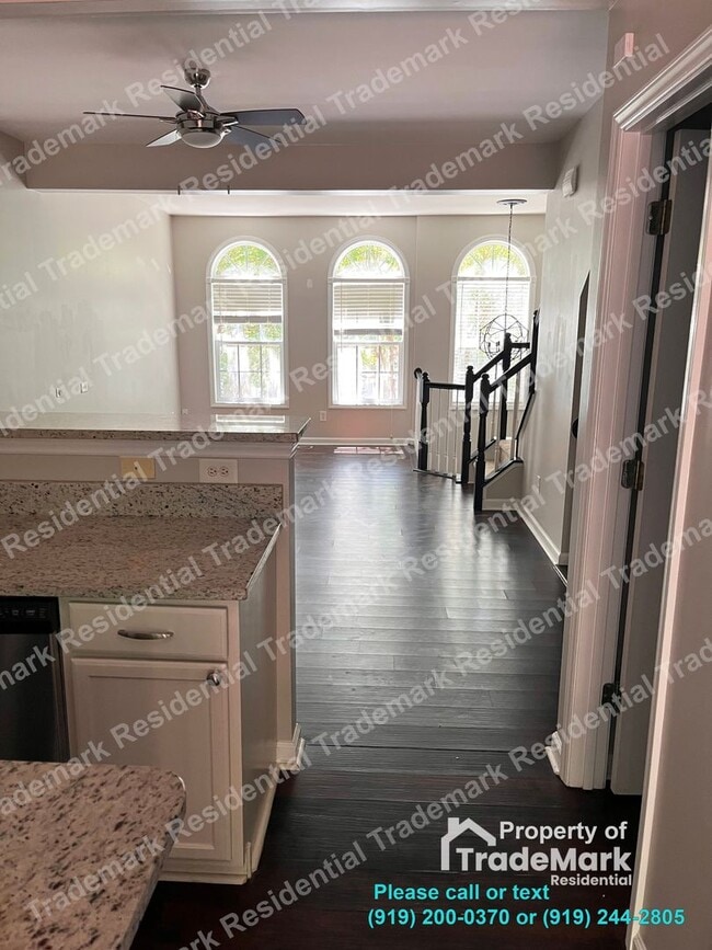 Building Photo - 3 bedroom 2.5 bath townhouse with garage