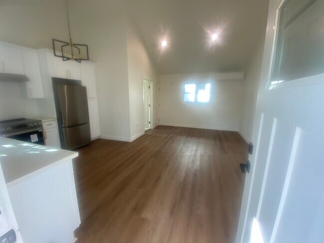 Foto del edificio - 1075 E Howard St