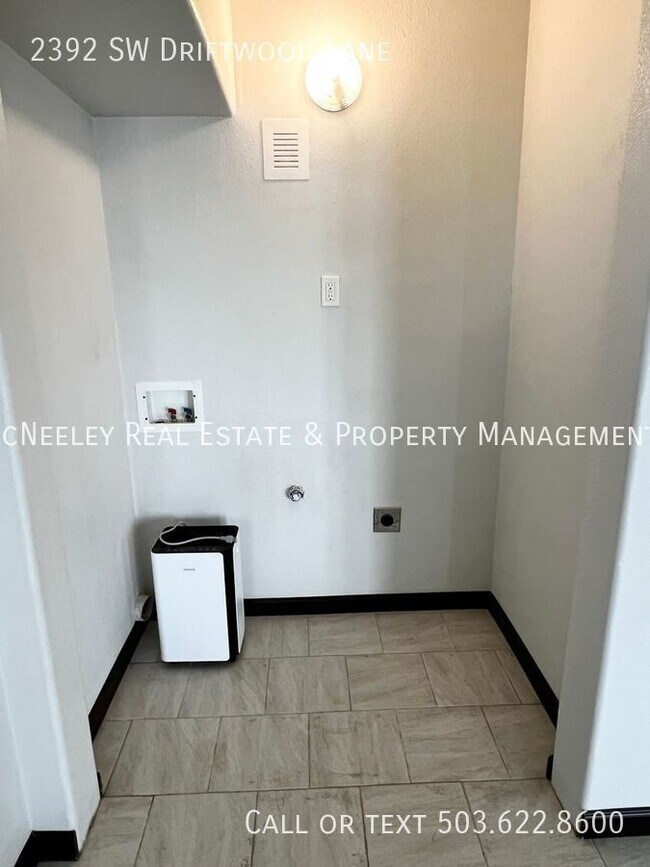 Building Photo - Super Clean 2 Bedroom Above Olivia Beach W...
