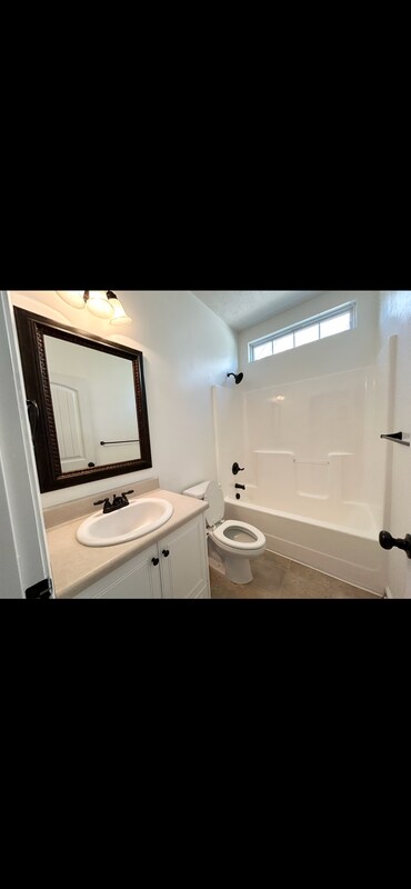 Building Photo - 897 Westlawn Dr