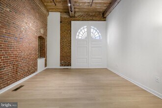 Building Photo - 303 Vine St