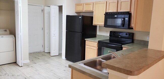 Building Photo - 946 Scrub Jay Dr