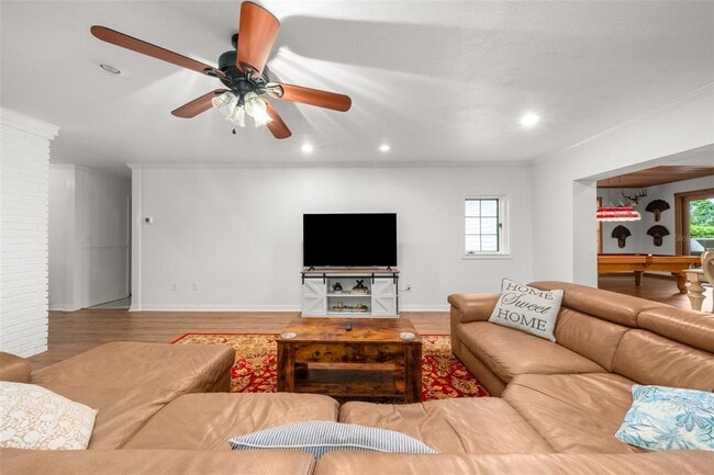 Building Photo - 2551 Lakeview Dr