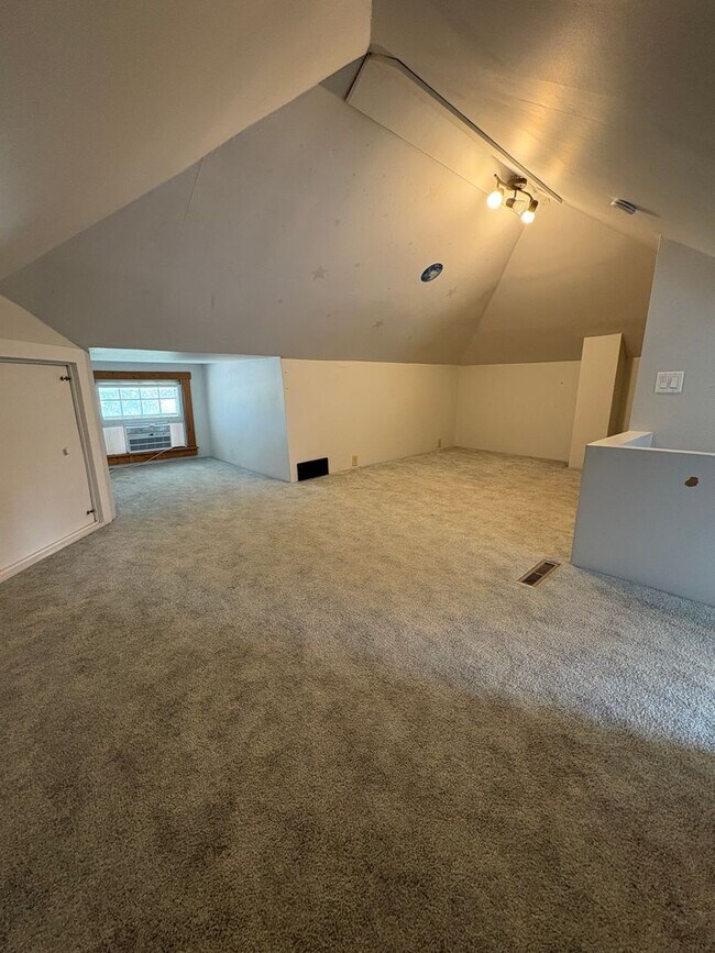 Building Photo - Spacious 4 Bedroom home with front porch a...