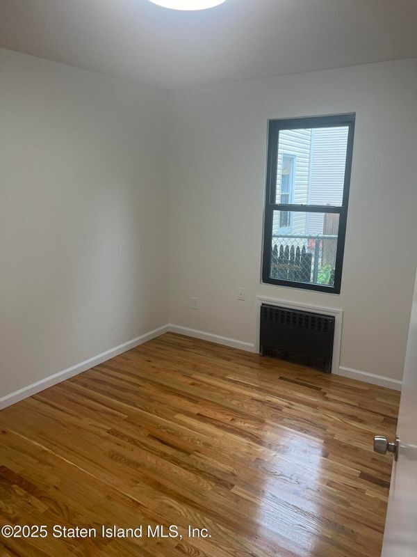 Foto del edificio - 46 Laurel Ave