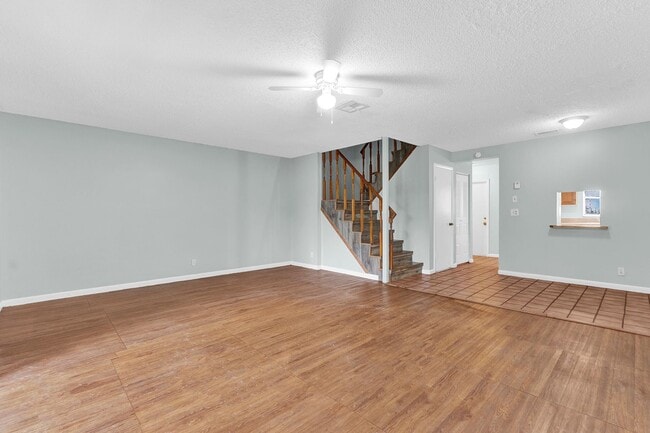 Building Photo - 3/2 AND A HALF TOWNHOME AVAILABLE FOR IMME...