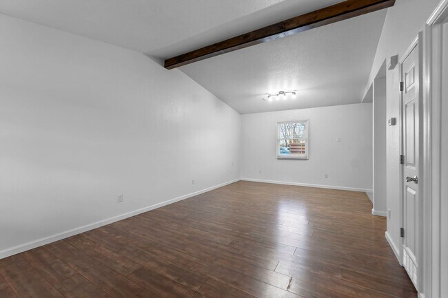 Foto del edificio - 215 Marigold Ln
