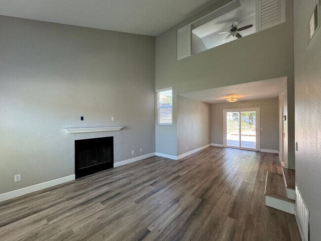 Building Photo - Pool Home! 3 Bedroom, 2.5 Bathrooms with L...