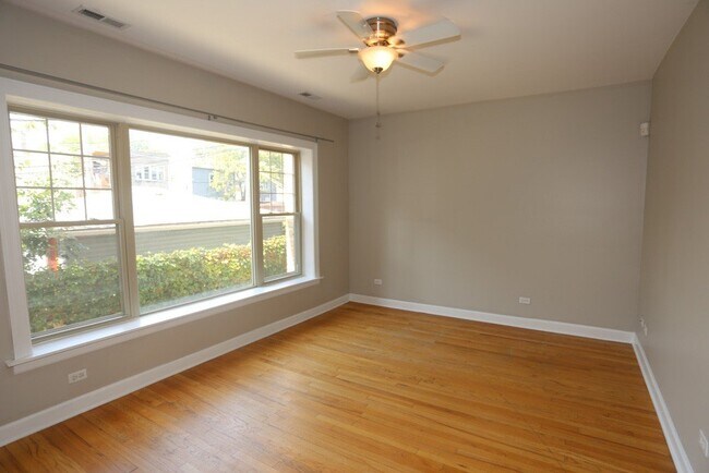 Building Photo - 5208 N Sawyer Ave