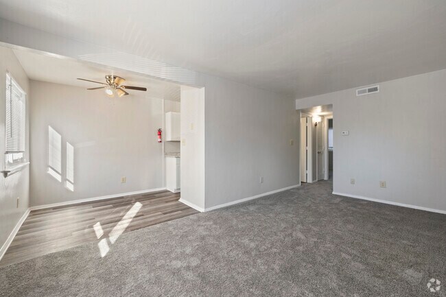 Sala de estar y comedor - Monterey Apartments