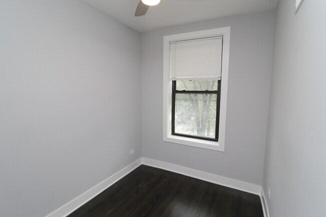 Foto del edificio - 1742 W Division St