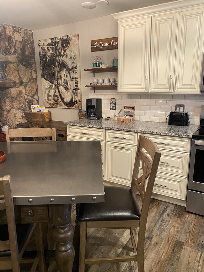 Foto del edificio - 611 Lazy Days Rd