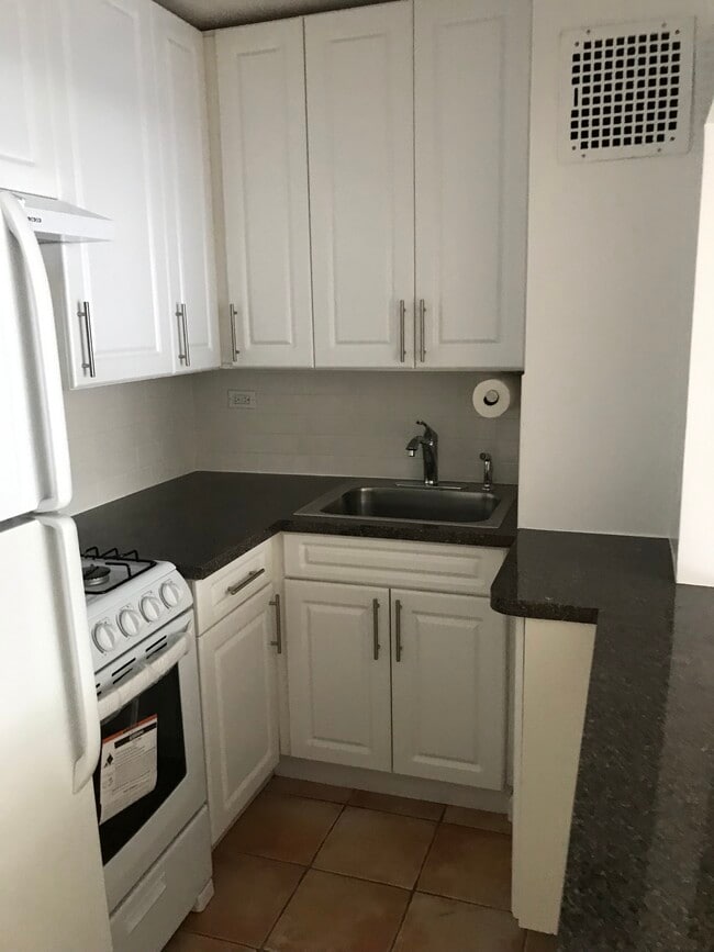 Building Photo - 5715 Mosholu Ave