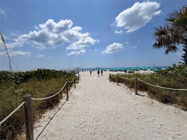 Building Photo - 2899 Collins Ave