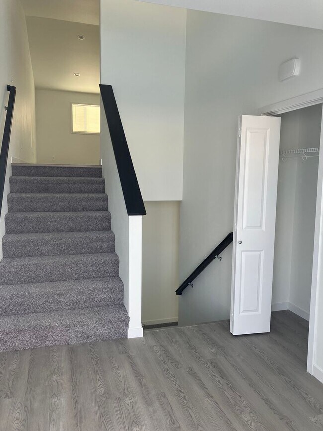 Foto del edificio - 4 Bed 3 Bath Twin Home