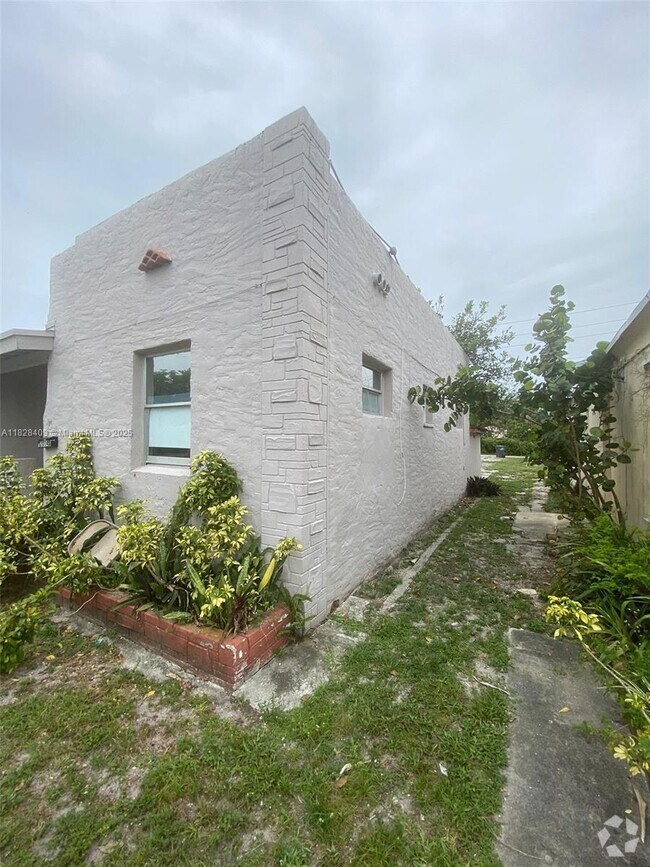 Building Photo - 2014 Funston St