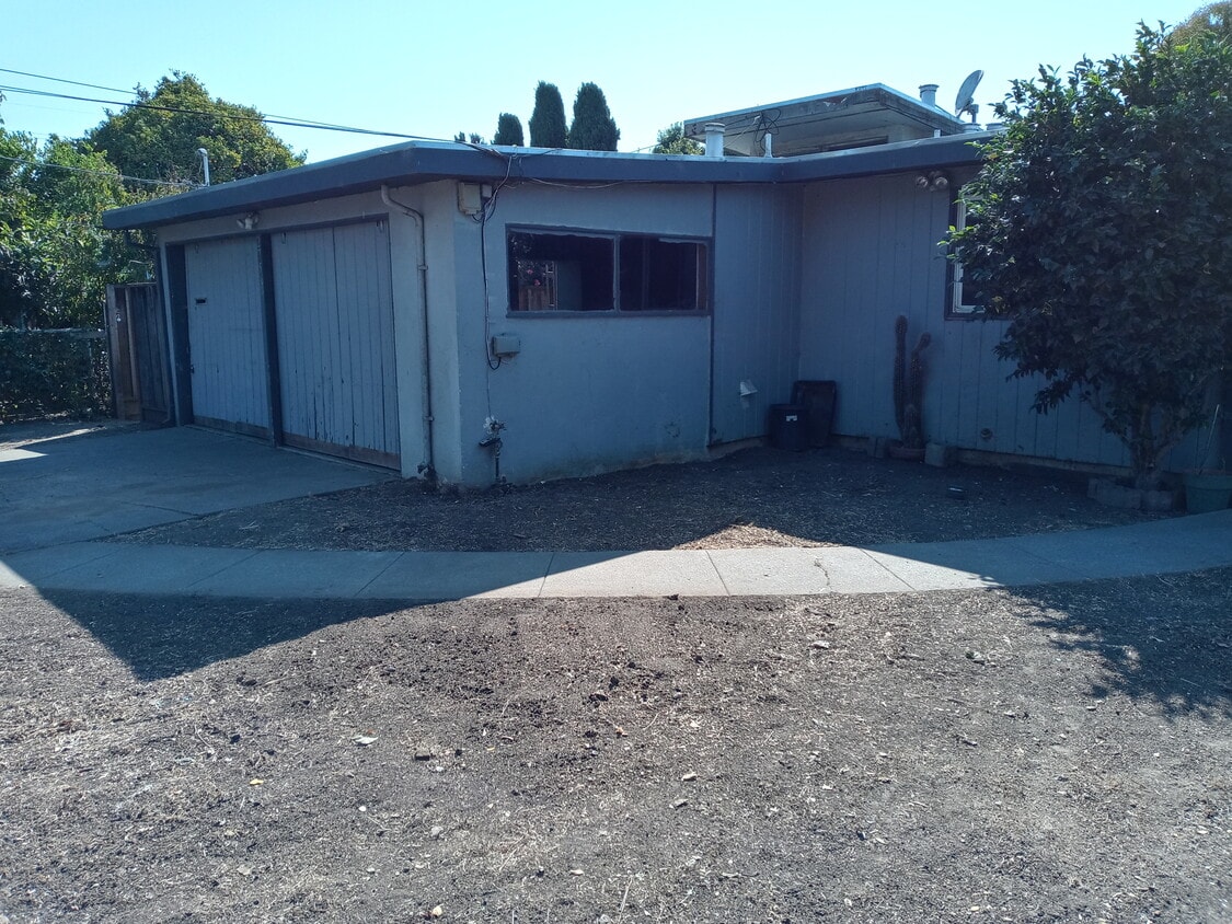 surfaces being now modernized - 2759 Hunter St