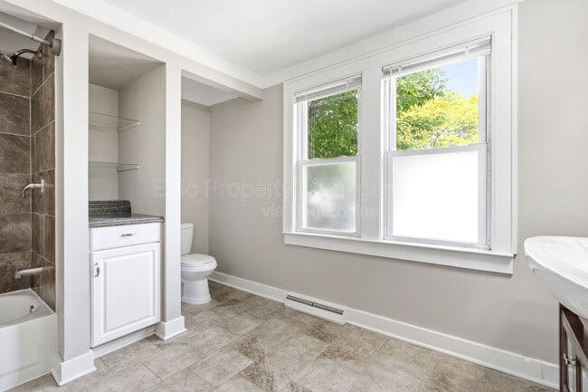 Foto del edificio - 3117 Coucy Ave