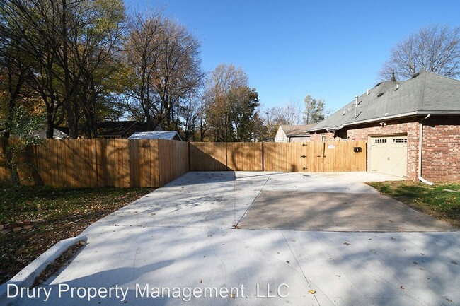 Building Photo - 2 br, 1 bath House - 830 E. Sunshine Street