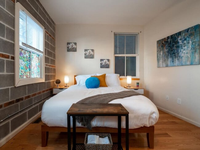 Building Photo - 1610 Pleasant St