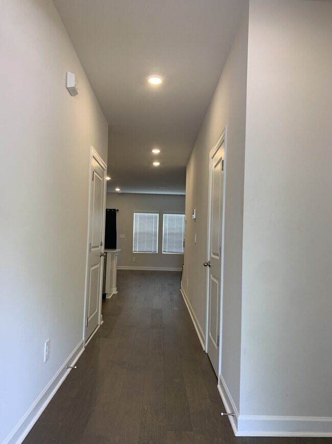 Building Photo - 1624 Vlg Grv Ln