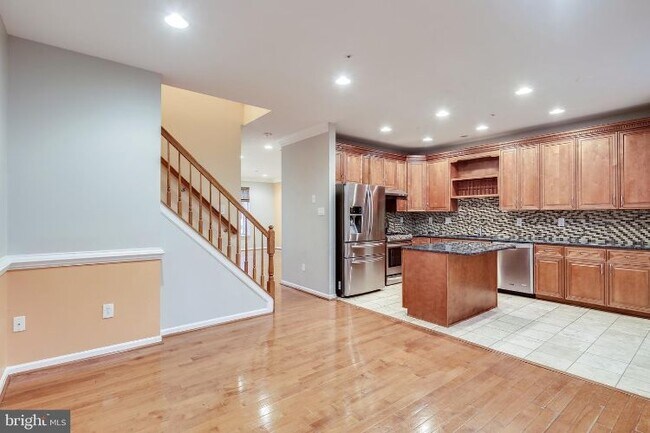 Foto del edificio - 8739 Stonehouse Dr