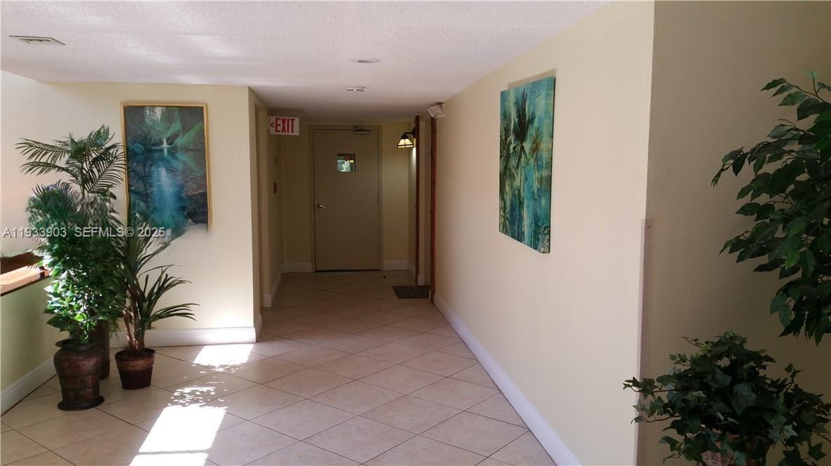 Foto del edificio - 220 Lakeview Dr