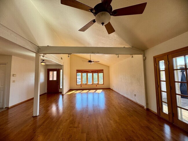 Foto del edificio - 2555 Westridge Dr