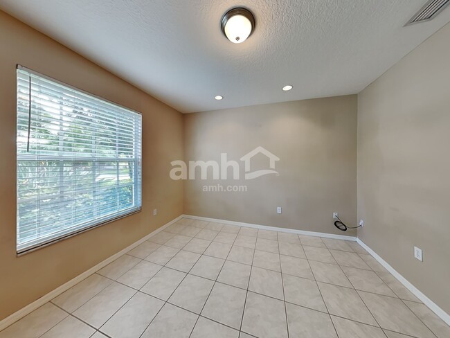 Foto del edificio - 563 Worcester Ct